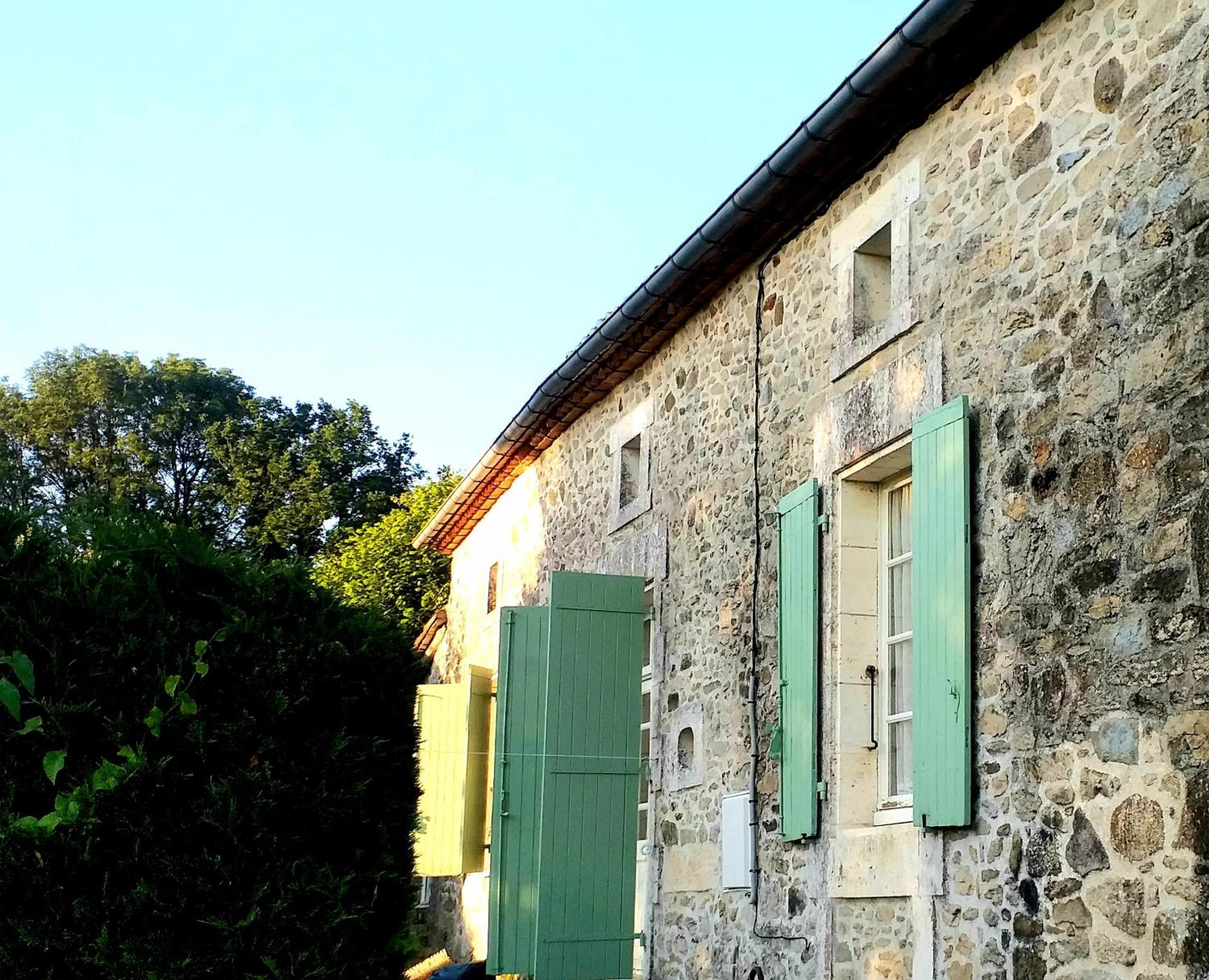 Les Volets Verts, Roussines, Charente, 16310 France Hébergement de vacances *
