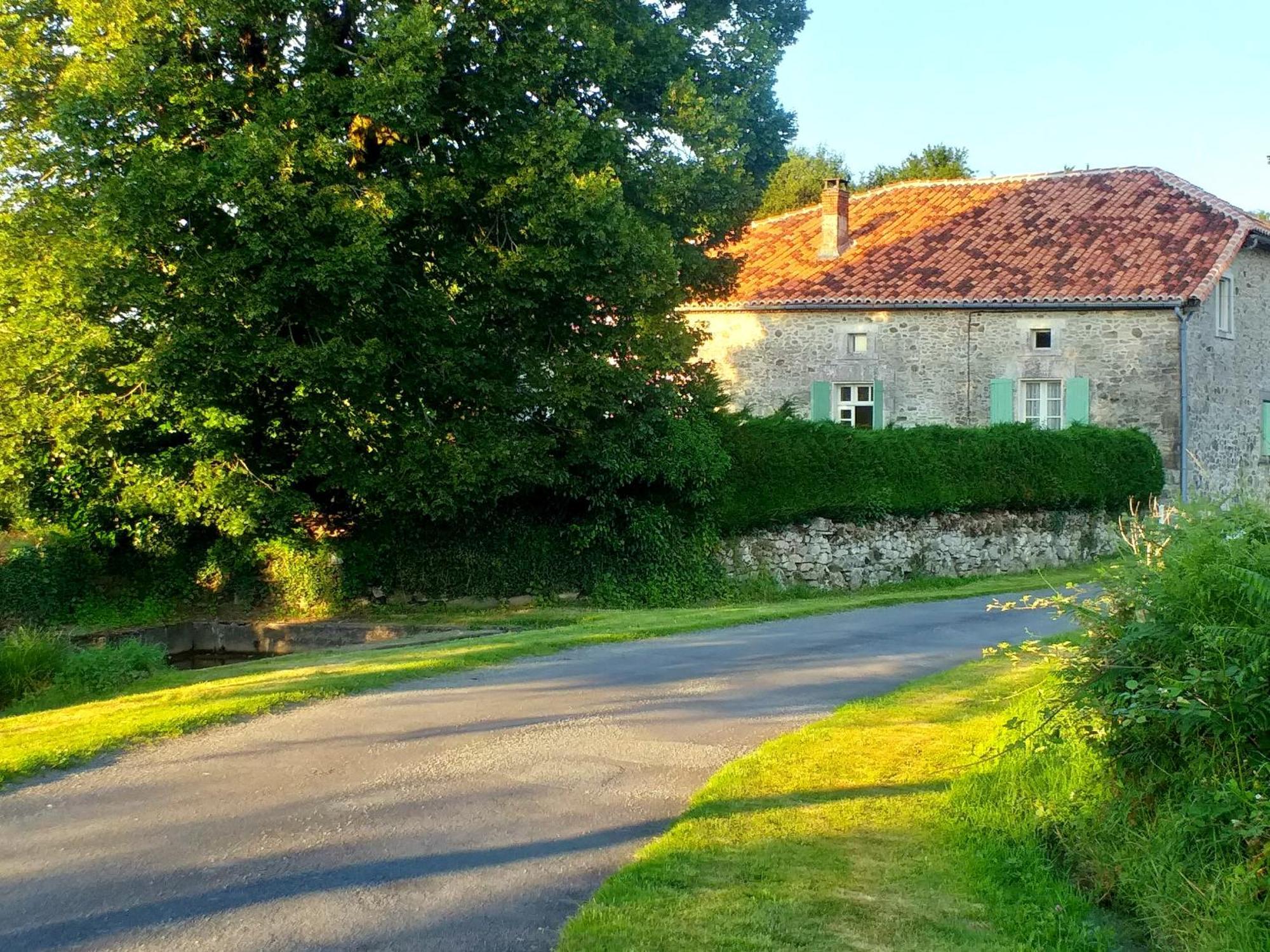 Les Volets Verts, Roussines, Charente, 16310 France Hébergement de vacances